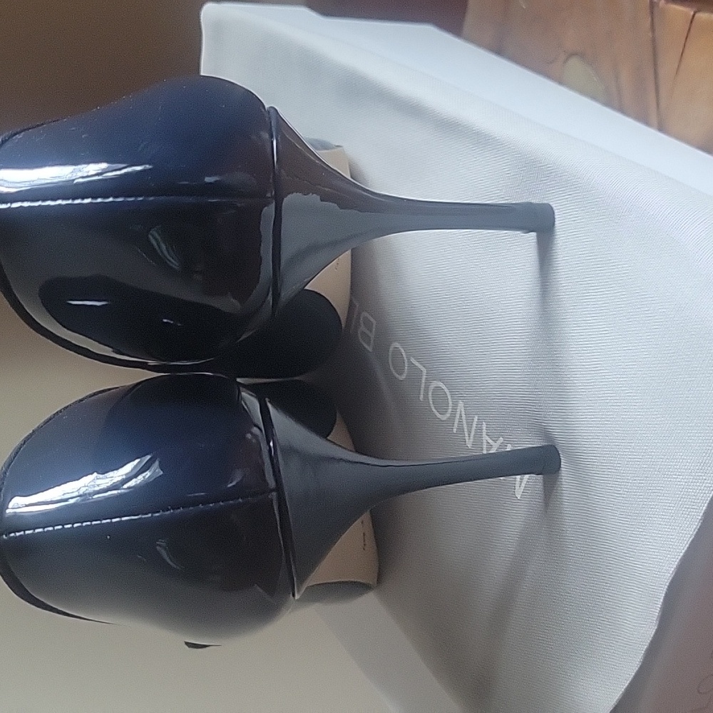 Unworn, Manolo Blahnik Patent Navy Blue Mary Jane Heels Size EU38. - Picture 5 of 10